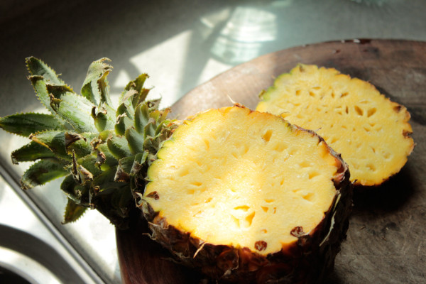 凤梨和菠萝的区别,品种/叶片/果皮/口感不同