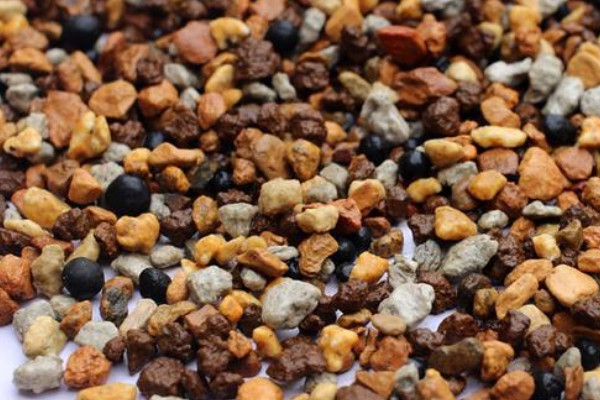 赤玉土与鹿沼土的区别,来源/硬度/保水性等不同