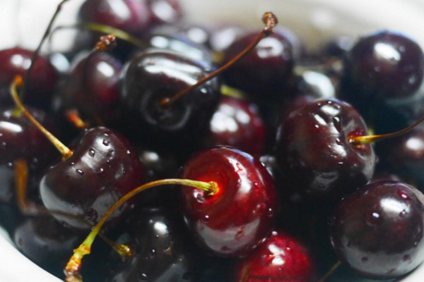 车厘子怎么洗才干净，盐水清洗较为常用