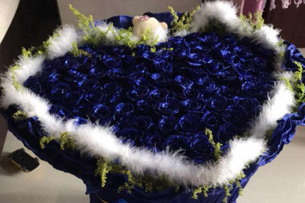 蓝色妖姬怎么保存,可以直接将它插入花瓶当中