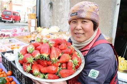 草莓位列山东青岛春季水果热销榜首 价格缓慢下跌