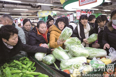 浙江杭州的大白菜卖疯了 超市部分货架被扫空